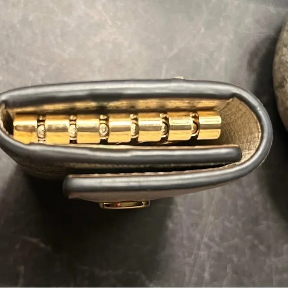 Gucci Cream Key Holder with Gold Hardware - Picture 4 of 7